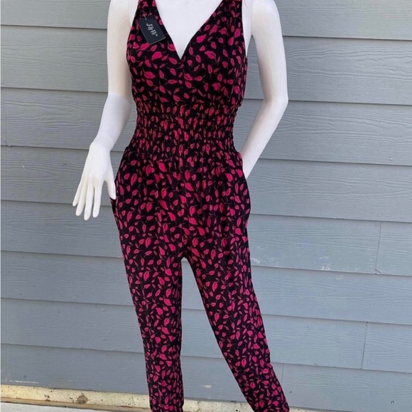 New Pink Women’s jumpsuit 
size 12
Sleeveless 
V neck style 
Stretchy waist - Picture 4 of 8